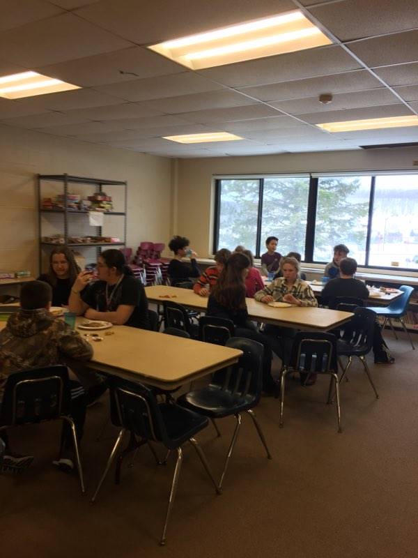 mentor-mentees eating lunch together