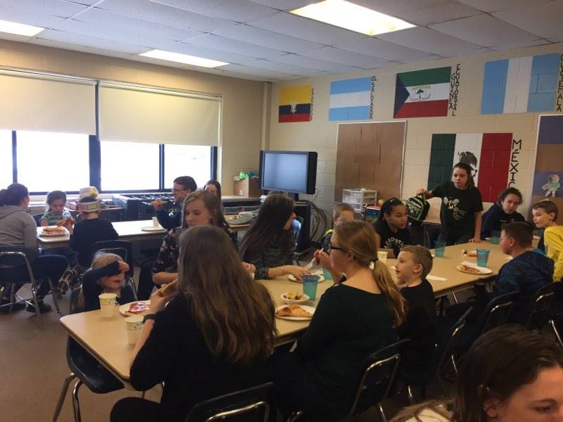 mentor-mentees eating lunch together